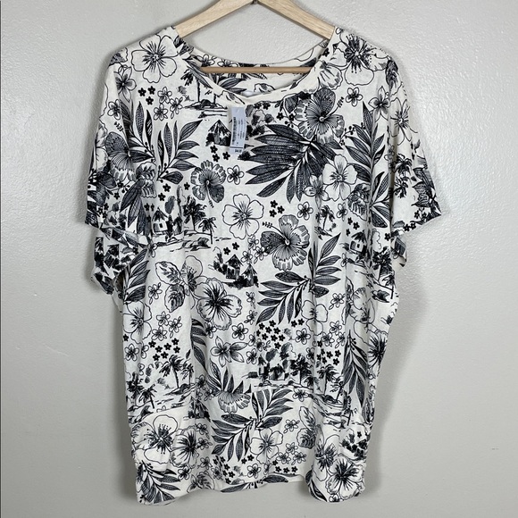 CJ Banks Tops - NWT CJ Banks 1X Floral Short Sleeve Top